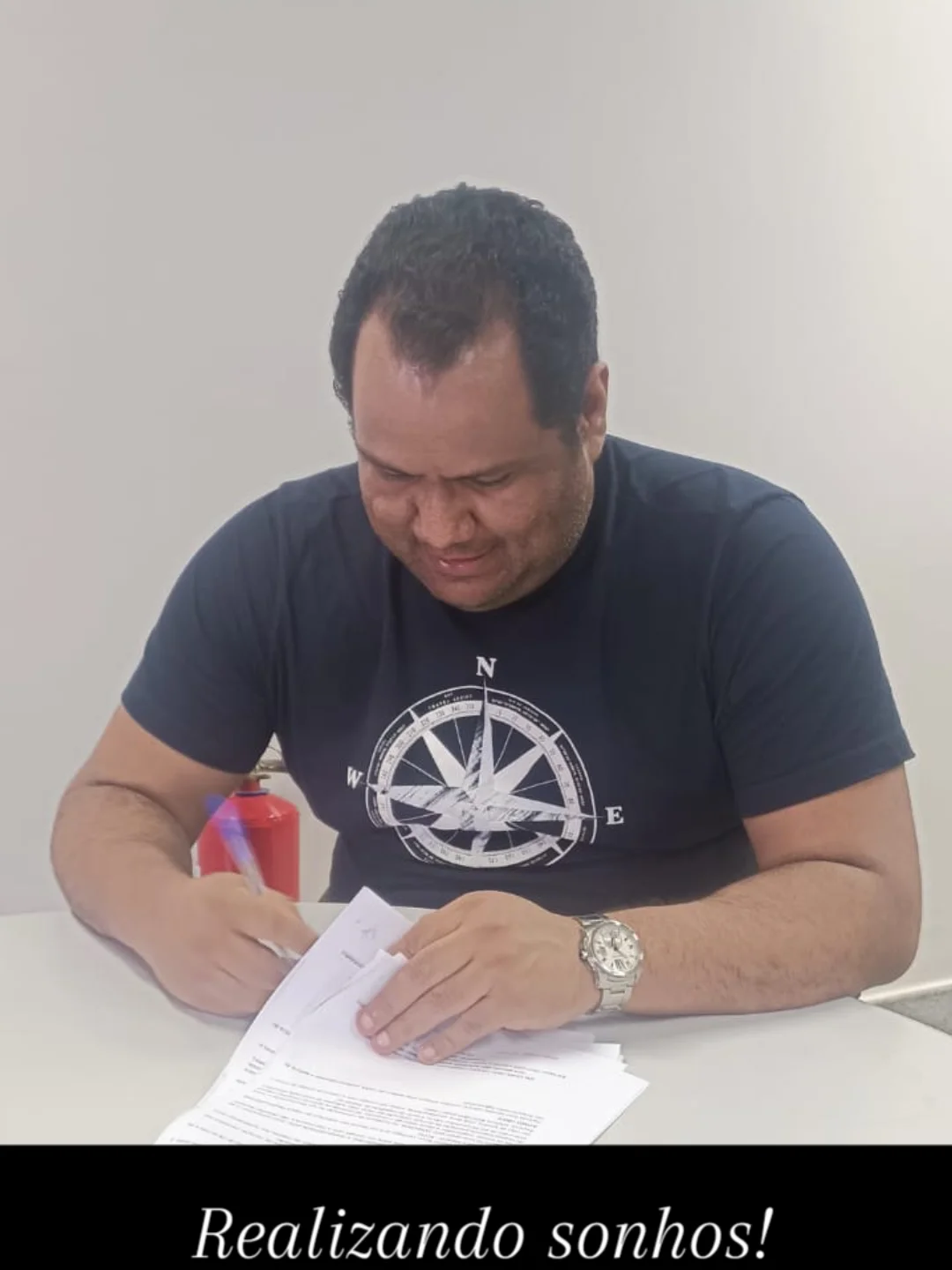 Cliente assinando o contrato de financiamento