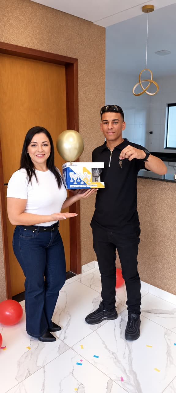 Cliente comemorando a entrega das chaves do novo apartamento